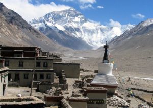 TIBET 1200px-Rongbuk_Monastery_Everest